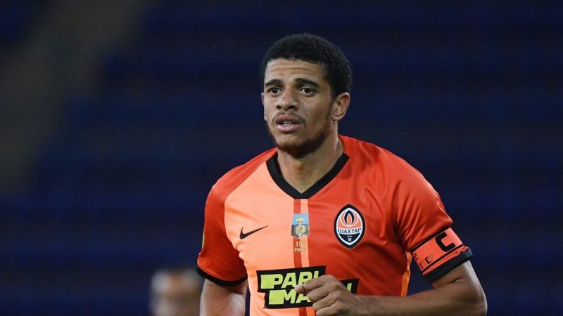 Taison Shakhtar 800x450 - Após pancada, Taison sofre convulsão em campo